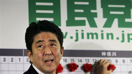 Cựu thủ tướng Nhật Bản Shinzo Abe, một nhân vật theo trường phái diều hâu, sẽ trở lại nắm quyền trong thời gian tới.